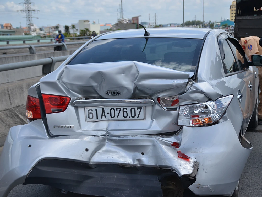 Cả gia đình trong xe ô tô bốn chỗ gặp một phen hoảng loạn khi vụ va chạm xảy ra. 